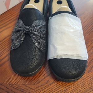 Sketchers Microleather slip on shoe w/ bow Size 10 W